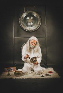 hombre con barba Qué es un baño de Gong y que Beneficios Tiene, Formaciones de Gong y Terapia de Sonido certificado en español y en inglés