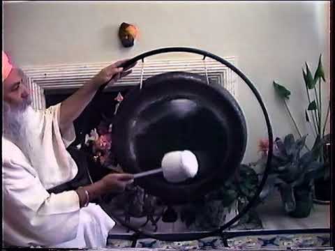 Yogi Bhajan tocando el gingy el gong formaciones cursos conciertos vikrampal España united states