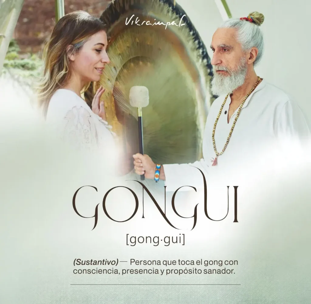personas-tocando-el-gong-y-un-texto-que-es-gongui-vikrampal-formaciones Terapia del sonido