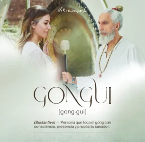 personas-tocando-el-gong-y-un-texto-que-es-gongui-vikrampal-formaciones Terapia del sonido